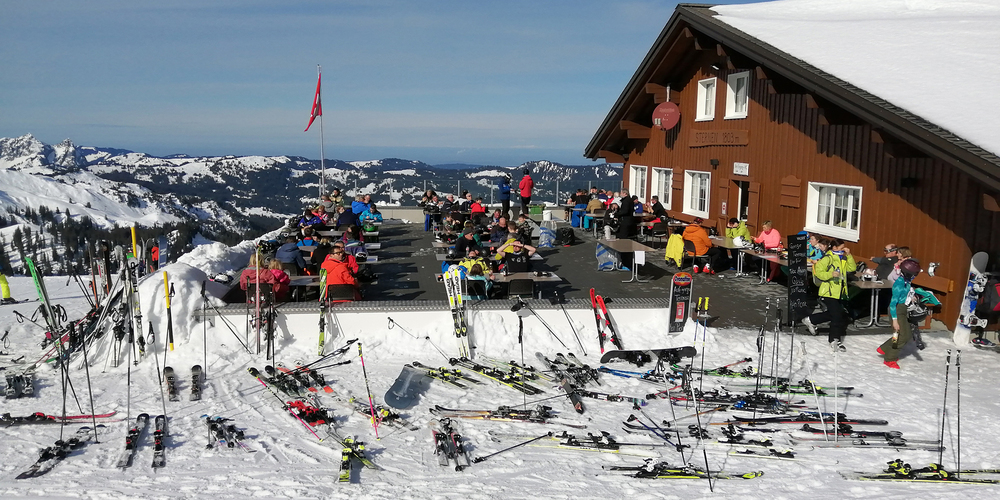 Tische und Sitzgelegenheiten bei Take-away-Betrieben in Skigebieten müssen ab Sonntag, 28. Februar 2021, 17 Uhr, entfernt werden.
