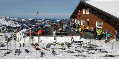 Tische und Sitzgelegenheiten bei Take-away-Betrieben in Skigebieten müssen ab Sonntag, 28. Februar 2021, 17 Uhr, entfernt werden.