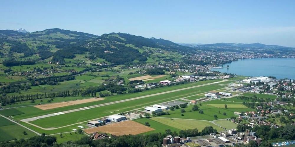 Die Landepiste des Flughafens Altenrhein SG. Der Anflug führt rechts im Bild über den Bodensee. Dort stürzte am Donnerstag ein Pilot mit seiner zweimotorigen Piper in den See (Keystone).