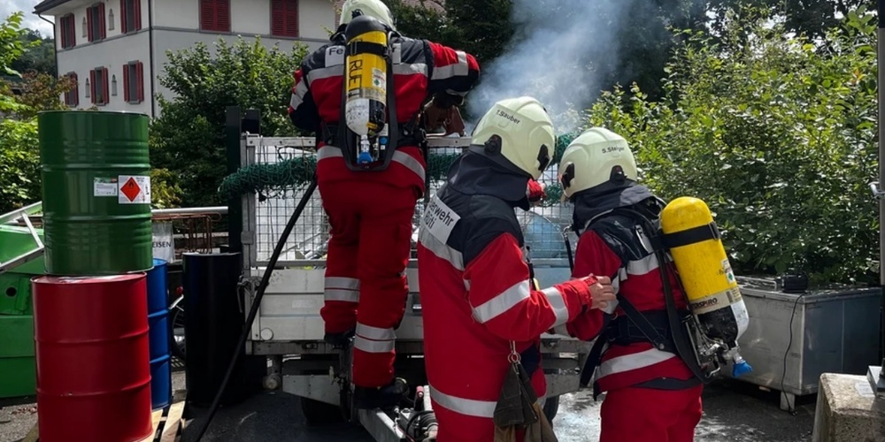 Feuerwehr bei der Bekämpfung des Akkubrandes.