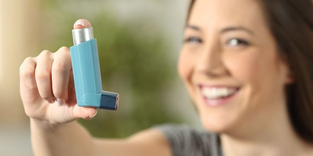 Asthmasprays mit dem Wirkstoff Budesonid sollen schwere Verläufe der Coronaerkrankung verhindern helfen (Bild: lifeline.de)