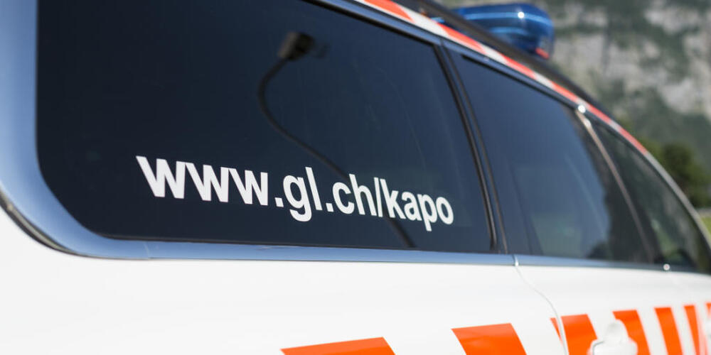 Ein Steinschlag hat am Freitagmorgen auf der Autobahn A3 bei Filzbach GL Schäden an vier fahrenden Autos verursacht. (Symbolbild)