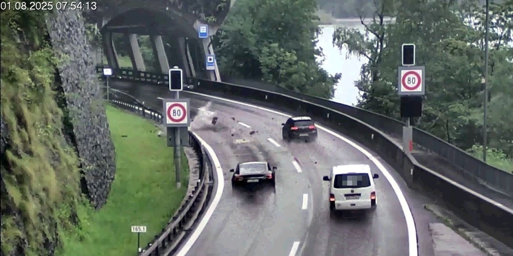 Kamera-Standbild zum Steinschlag vor dem Weisswandtunnel der Autobahn A3 bei Filzbach. Vier Autos konnten nicht mehr ausweichen.