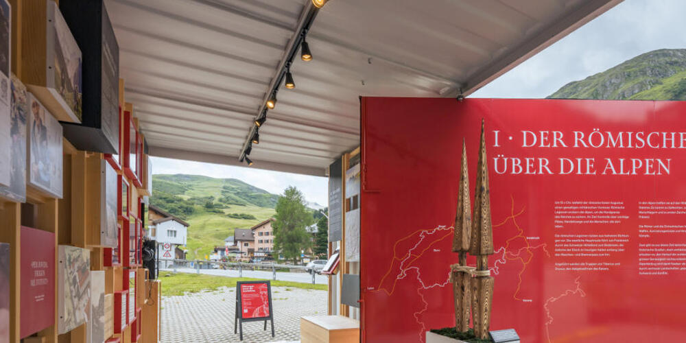 Das Innere des Containers in Bivio, in dem der Vormarsch der römischen Legionen in den Alpen auf Deutsch, Rätoromanisch, Italienisch und Englisch erzählt wird.