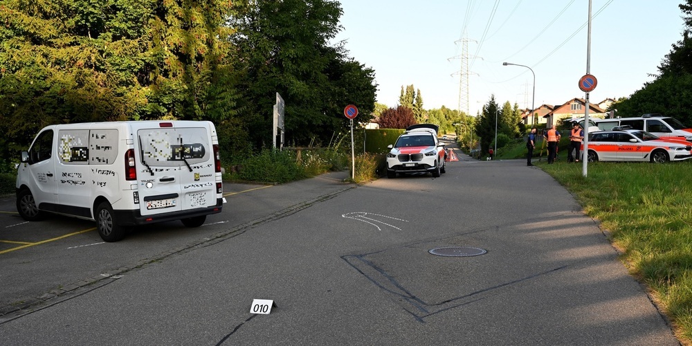 Der 23-Jährige fiel aus dem Auto auf die Strasse, als der Autofahrer links auf den Parkplatz abbog. (Archivbild)