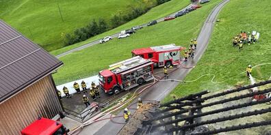 Vermutlich ein Blitzeinschlag hat am Samstagnachmittag in Gonten AI einen Brand in einem Stallgebäude ausgelöst. Personen und Tiere wurden keine verletzt.