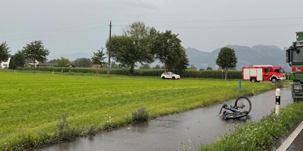 Ein 82-jähriger E-Bike-Fahrer ist am Samstag bei einem Unfall mit einem Lastwagen in Diepoldsau ums Leben gekommen.