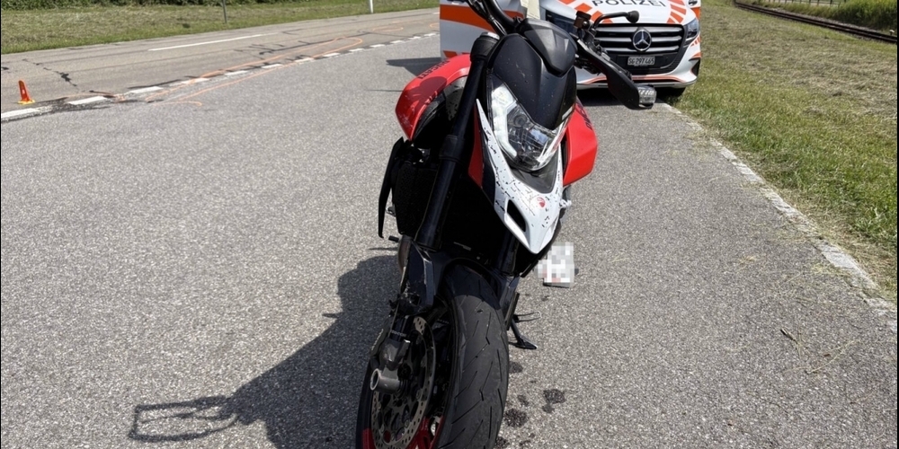 Das beschädigte Motorrad nach dem Unfall auf der Uznacherstrasse.