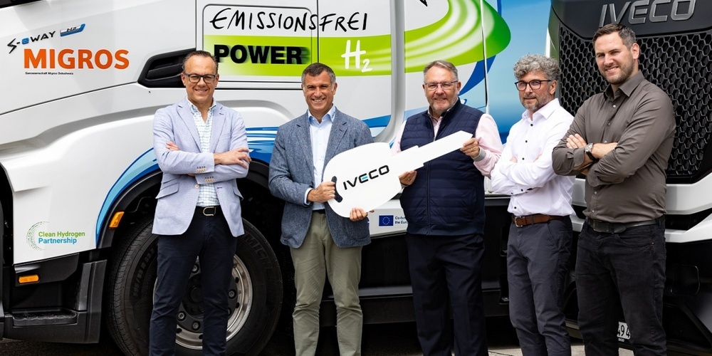 Andrés Fernández Durán (IVECO Deutschland), Domenico Nastasi (Managing Director IVECO  Schweiz) überreichen symbolisch den Schlüssel an Daniel Balmer (Leiter Transportlogistik), Denis  Bobicanec (Leiter Transport) und Markus Buchser (Leiter Unterhalt LKW) von der Migros Ostschweiz  (v.l.n.r.).
