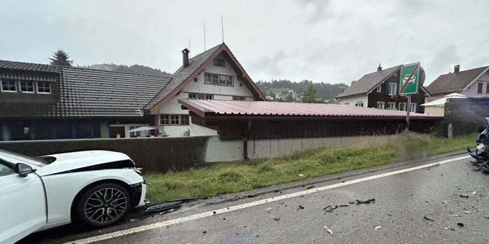 Auf der Umfahrungsstrasse bei Teufen AR stiessen zwei Autos frontal ineinander.