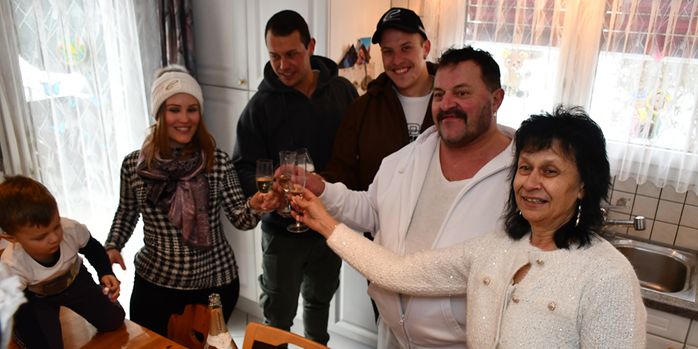 Silvia und Bruno Suter mit ihren Söhnen Dario und Andy sowie Patricia Irniger mit Gottenkind Alessio stossen auf Corinne an. (Bild: Franz Steinegger)