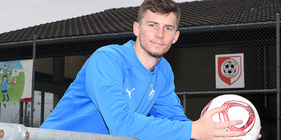 GC-Spieler Fabio Fehr zeigt, wo er seine ersten Fussball-Trainings absolviert hat: im Buttikner Rietly. (Bild: Franz Feldmann)