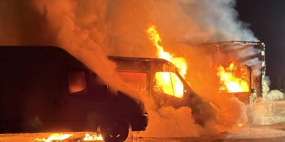 In Romanshorn brannten in der Nacht auf Dienstag drei Fahrzeuge und zwei Anhänger.