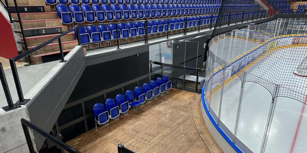 Die Stadt Rapperswil-Jona lässt unter anderem in der SGKB Arena bis zum Saisonstart der SCRJ Lakers eine neue Absturzsicherung aus Glas montieren.