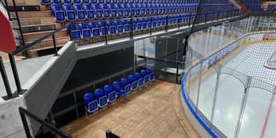 Die Stadt Rapperswil-Jona lässt unter anderem in der SGKB Arena bis zum Saisonstart der SCRJ Lakers eine neue Absturzsicherung aus Glas montieren.
