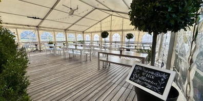 Der Windy Corner auf dem Flugplatz Speck bietet neu wieder Verpflegung im Zelt.