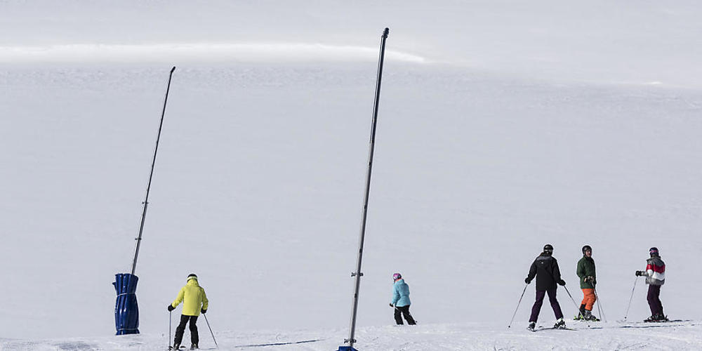 Schneelanzen dienen zur Herstellung von Kunstschnee, hier auf einer Piste in Zermatt. (Archivbild)