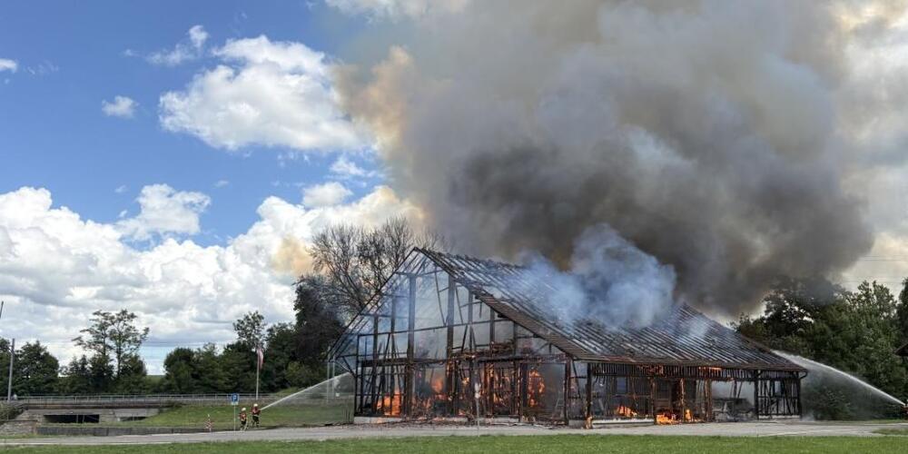 Beim Brand entstand vermutlich Sachschaden in sechsstelliger Höhe.