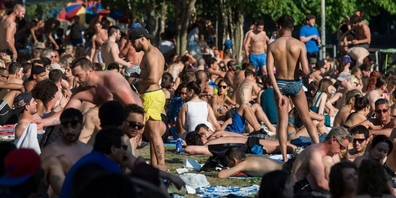 Gemeinschaftsgefühl: Baden wird auch in Zürich zum Massenerlebnis.