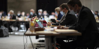 Der St.Galler Kantonsrat hat am Montag verschiedene Nachträge zum Steuergesetz beschlossen und die Diskussionen über einen umstrittenen Vorstoss auf Dienstag verschoben.