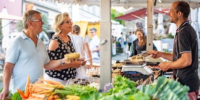Salat, Gemüse, Obst, Beeren, Kirschen, Brot, Käse, Oliven, Blumen, Fleisch, Kuh- und Schafsmilchprodukte, Kaffee, Fisch und vieles mehr – das gibt es am Wochenmarkt auf dem Hauptplatz. 
