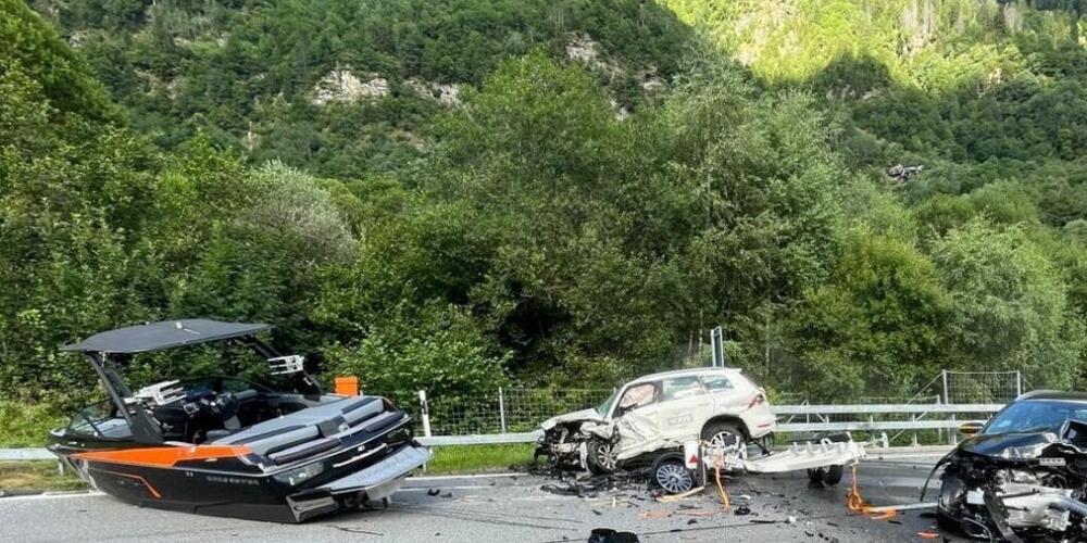 Das Motorboot wurde bei der Frontalkollision vom Anhänger geschleudert und blieb auf der A13-Fahrbahn liegen.
