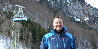 Geschäftsführer Urs Keller ist überzeugt, dass «sein» Skigebiet in der laufenden Saison rote Zahlen schreiben wird. Trotzdem wird im Hoch-Ybrig das Projekt für eine neue Zubringerbahn in der Weglosen aufgegleist. Geplant ist eine Zehner-Gondelbahn. (Bild: Patrizia Baumgartner)