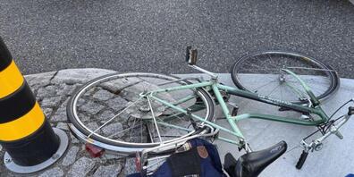 Die Wucht des Aufpralls schleuderte den Velofahrer über die Motorhaube des ersten Autos hinweg in ein weiteres Fahrzeug.