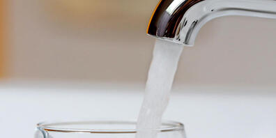 Das Trinkwasser in der Urner Gemeinde Sisikon ist verunreinigt und kann derzeit nur abgekocht getrunken werden. (Symbolbild)