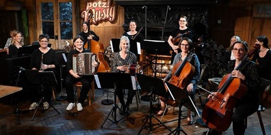 Mit: Evelyn Brunner – Schwyzerörgeli / Kontrabass,  Kristina Brunner – Schwyzerörgeli / Cello,  Maria Gehrig – Violine / Blockflöte, Barbara Gisler – Cello / Kontrabass,  Cristina Janett – Cello, Madlaina Janett – Bratsche,  Hanna Landolt – Violine, Gaby Näf – Klarinette / Saxophon, Martina Rohrer – Kontrabass, Andrea Ulrich – Akkordeon, Patricia Ulrich – Klavier