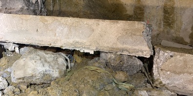 Dieser Betonträger fiel dem Mann auf das Bein.