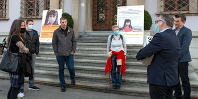 Foto von der Übergabe; Dokumentation der Petition.