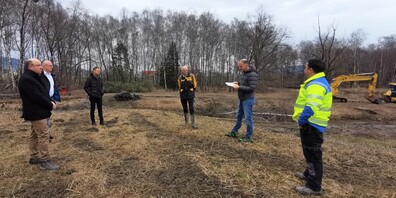 v.l.n.r: Regierungsrat Beat Tinner; Gemeindepräsident Rolf Huber; Gemeinderat und Präsident Naturschutzkommission Dominic Graber; Jonas Baradun, Oekokonzept GmbH; Roger Dietsche, Wälli AG und Michael Mattle, Bruno Mattle AG