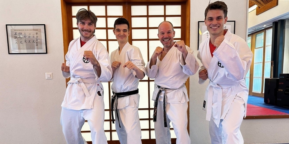 Valentin Hofer (ganz links) und Mika Henauer (ganz rechts) zu Besuch im Karate Center Rapperswil.