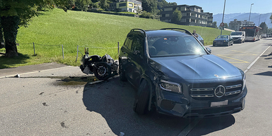 Die Kantonspolizei Schwyz rückte am Freitagmorgen in Brunnen aus, nachdem es dort zu einer Kollision zwischen einem Auto und einem Motorrad gekommen war. (Symbolbild)