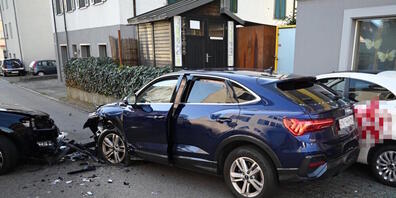 Aufgrund des Zusammenstosses prallte eines der Autos in ein parkiertes Fahrzeug.