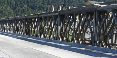 Eine der temporären Fussgängerbrücken wiegt rund 40 Tonnen, ist rund 60 Meter lang und wird von der Armee aus 26 Einzelelementen zusammengesetzt.