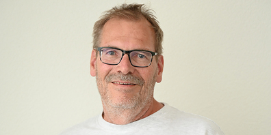 Roland Stählin speakert am ESAF die Steinstoss-Wettkämpfe.