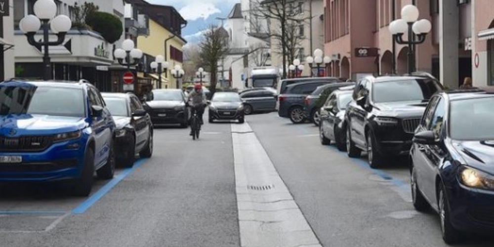 Wegen starker Verkehrsbelastung hat die Entwässerungsrinne in der Mitte der Molkereistrasse mehrere Schadstellen, die instandgesetzt werden, 