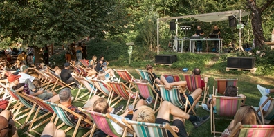 Charakteristisch sind die Liegestühle, die zum entspannten Konzertgenuss einladen