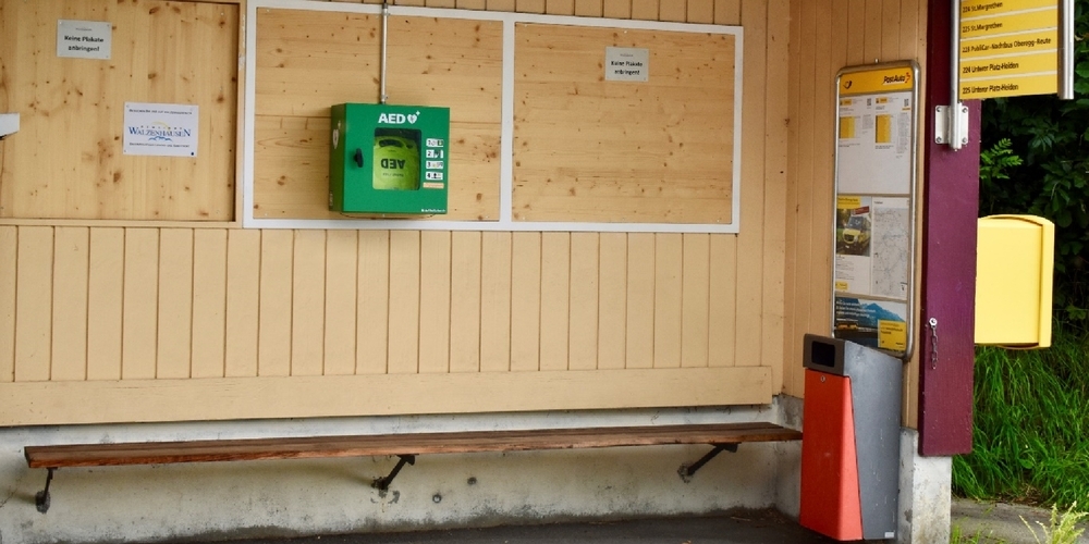 Die Haltestelle Bild mit dem öffentlichem Defibrillator
