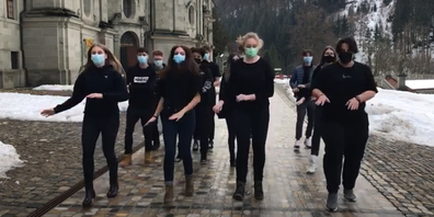 Schülerinnen und Schüler tanzen vor dem Kloster den «Jerusalema».