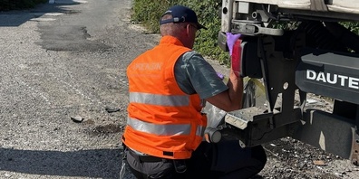 Motorradfahrer stirbt unter Lastwagen