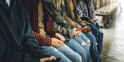 Durchschnittlich drei Stunden am Tag nutzen Schweizerinnen und Schweizer das Smartphone, am Wochenende sind's noch mehr. (Symbolbild)