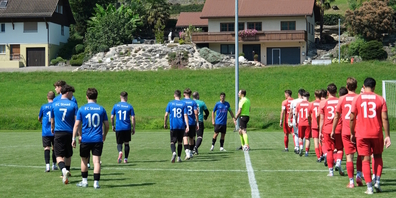 Spieler des FC Staad (blau-schwarz) und des FC Uznach beim Einlaufen auf dem Sportplatz Bützel in Staad unweit des Bodensees.