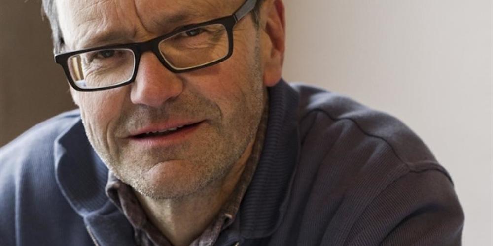 Der 62-jährige Schriftsteller Leo Tuor ist Träger des Bündner Kulturpreises 2021.