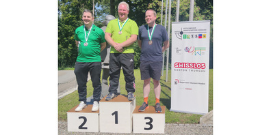 Roger Schnetzler freut sich über die Goldmedaille.