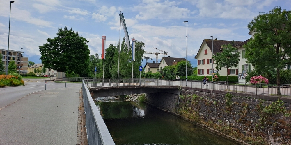 Die Neuhüslibrücke auf der Schachenstrasse in Jona darf nur noch von maximal 20 Tonnen schweren Fahrzeugen befahren werden.