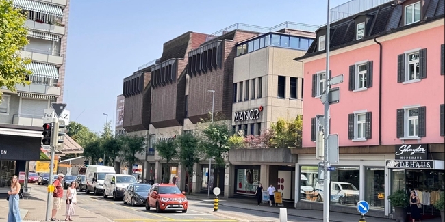 Trotz Hausverbot betrat die Kosmetikerin die Manor-Filiale an der Neuen Jona-Strasse.