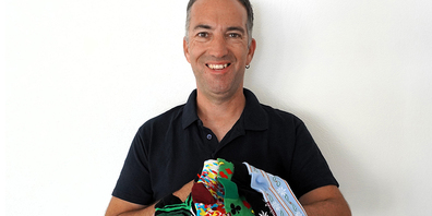 Der Reichenburger Brauchtumsforscher und Brauchtumshändler Andreas Winet zeigt sich offen für neue Anwendungen althergebrachter Sujets – auch auf Socken.